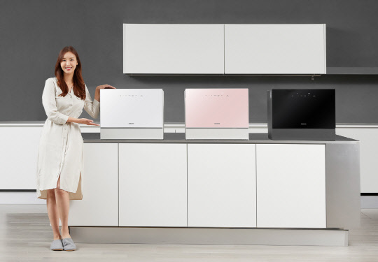 삼성전자 모델이 삼성전자 수원사업장에서 비스포크 식기세척기 카운터탑 신제품을 소개하고 있다. <삼성전자 제공>